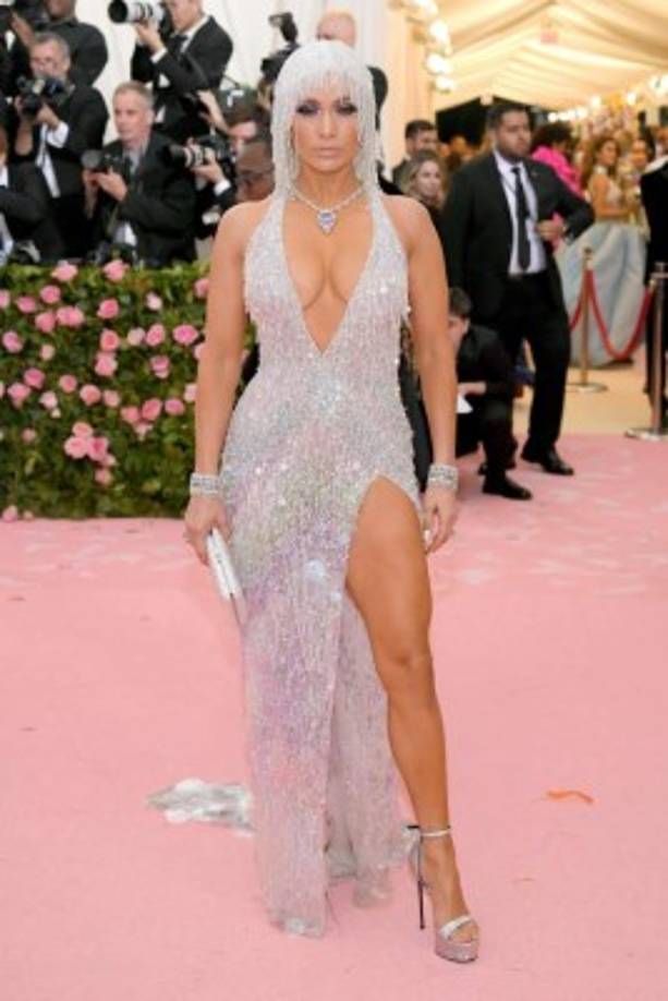 Jennifer López mostró su tonificada figura en un atuendo de Versace que combinó con diamantes de pie a cabeza. La diva del Bronx es una de las mejores vestidas de la gala.