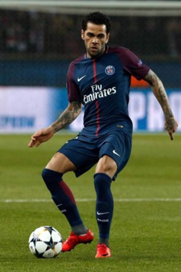 El lateral brasileño Dani Alves es una de las figuras que saldría del PSG.