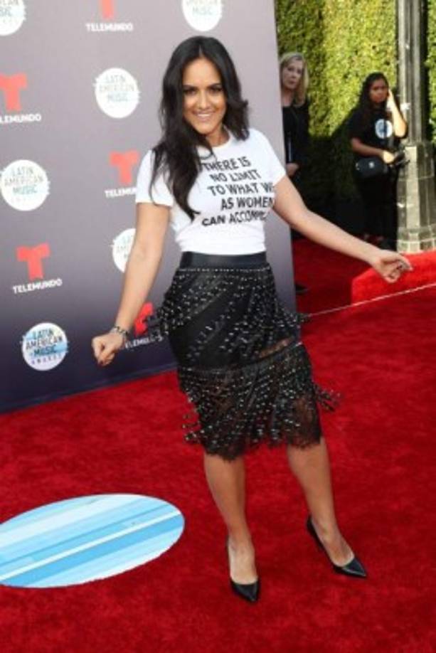 Ana Lorena quiso enviar un mensaje con su camisa 'No hay limites para lo que las mujeres pueden lograr', pero tal vez hubiera quedado mejor con un traje de pantalón y saco. <br/>La camisa no combina con la falda de fiesta.