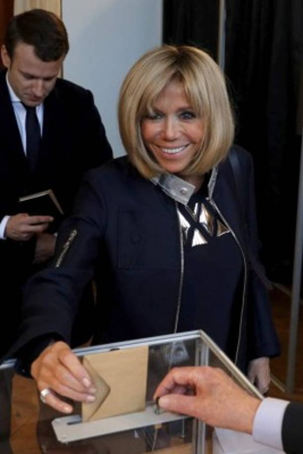 La primera dama francesa nació en Amiens (norte de Francia), en el seno de una acaudalada familia pastelera. Cuando conoció a Emmanuel a principios de los años 1990, estaba casada y era madre de tres adolescentes casi de la misma edad de su enamorado.