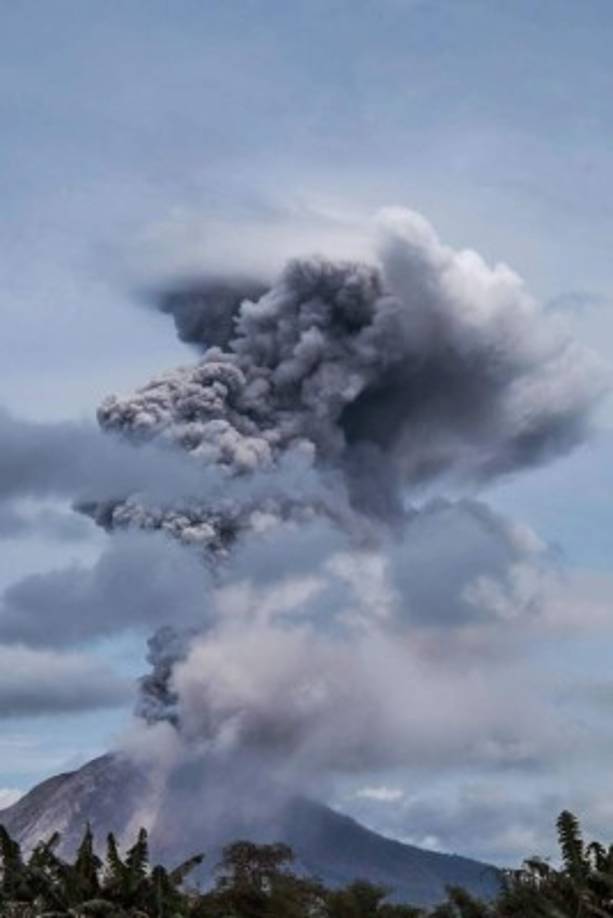 SUMATRA. Erupción peligrosa. Volcán Monte Sinabung arroja ceniza volcánica en Karo, residentes obligados a salir de la zona.