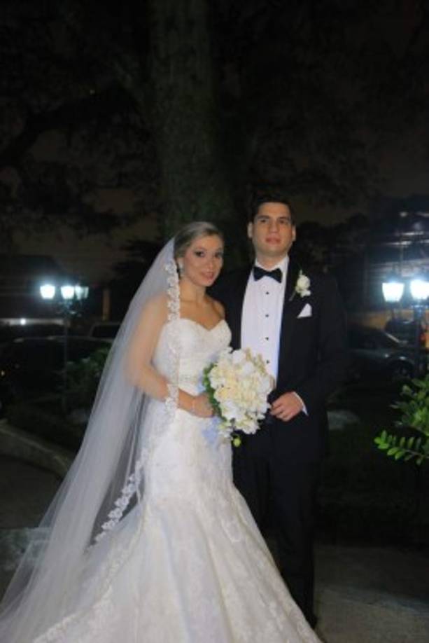 Olga & Arcesio <br/>Después de seis años de noviazgo se formó el matrimonio Echeverri Valle. Los contrayentes tuvieron una recepción espléndida y llena de emotividad.