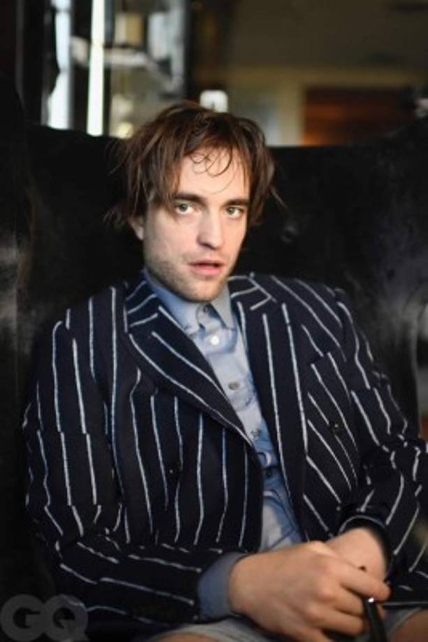 Las fotos lo muestran con el aspecto usual del actor – siempre ha sido un poco “bohemio”- sin embargo, fue su revelación de lo poco que está haciendo para ser el nuevo Batman lo que tiene a los fans algo alterados.