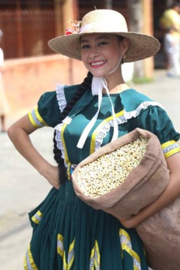 Cultura, belleza y fantasía: trajes típicos deslumbran.