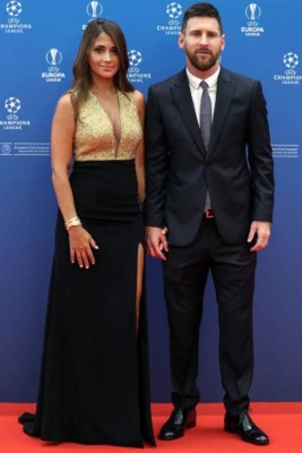 Messi llegó acompañado a la gala de la Champions con su esposa Antonela Roccuzzo, quien lució hermosa con un vestido con escote profundo y brillos dorados.