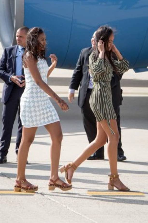 Fue al bajar del avión que el viento comenzó a soplar tan fuerte que levantó el vestido de 78 dólares de Malia, por suerte, la hija de 17 años de Michelle pudo sostenerlo a tiempo antes de que un accidente mayor ocurriera.