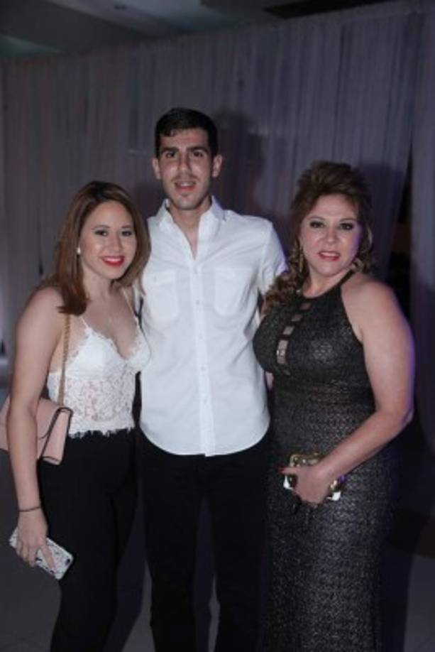 Michelle Valladares, Christ Yuja y Ruth Valladares.