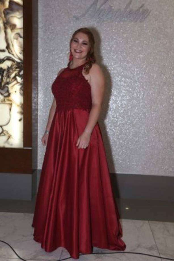 Isabel Simán portó un elegante atuendo y compartió la gran noche de graduación con su familia, amigos y compañeros de estudio.