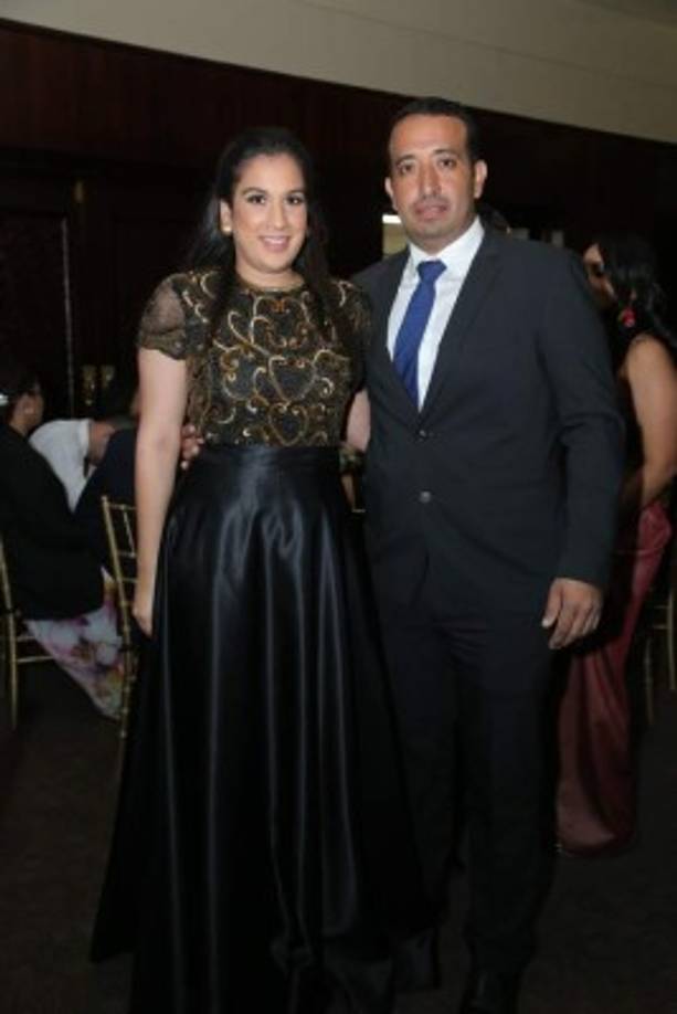 Laura & Juan. <br/>El enlace Casco Arriaga se celebrará el viernes 26 de febrero en el nuevo salón del hotel Copantl. Se jurarán amor ante la iglesia María Reina del Mundo.