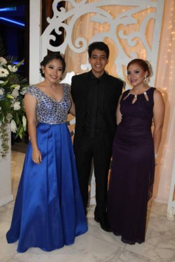 Ashley Mejía, Marcelo Reyes y Paola Palma.