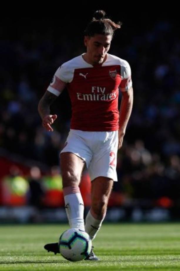 Héctor Bellerín firmó su primer contrato profesional con el Arsenal en julio de 2013, haciendo su debut en la Premier League en septiembre de 2013 ante el West Bromwich. El 22 de noviembre de 2013, se anunció su cesión al Watford, retornando al Arsenal el 18 de febrero de 2014, donde milita desde entonces.