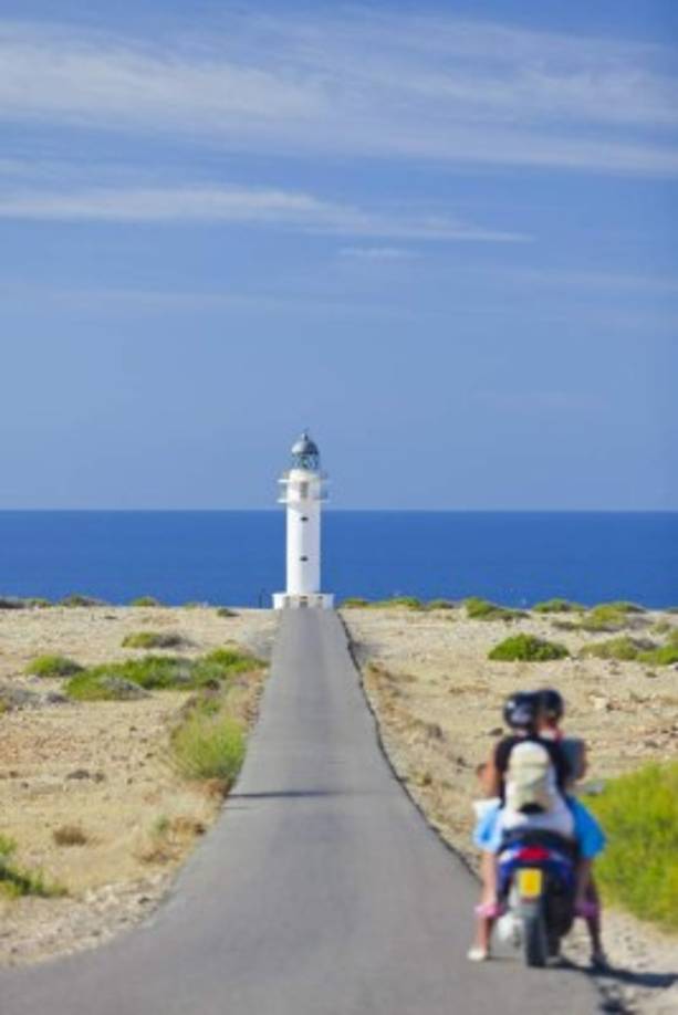 Uno de los rincones que se debe visitar es el faro del Cap de Barbaria, un lugar recomendado para disfrutar de una vista impresionante.