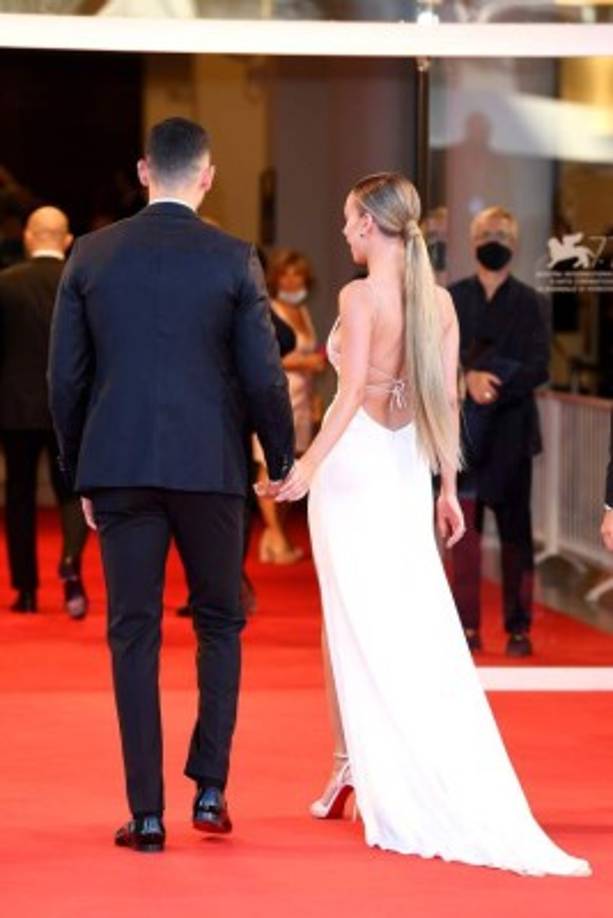 Aunque no posaron juntos para los fotógrafos, los enamorados no pudieron evitar tomarse de las manos cuando iban ingresar a la sala de exhibición.