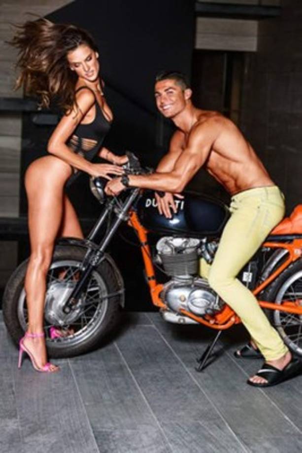 Cristiano muy sonriente junto a Alessandra Ambrosio.