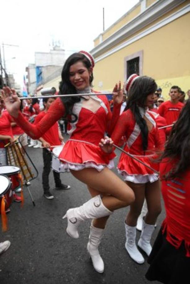 Una hermosa palillona de Libre mostró sus habilidades de bailarina al ritmo de la banda que desfiló junto a Libre.