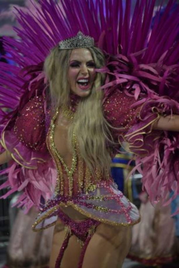 La sensualidad de las mujeres brasileñas también se hizo presente en el mayor espectáculo del mundo.