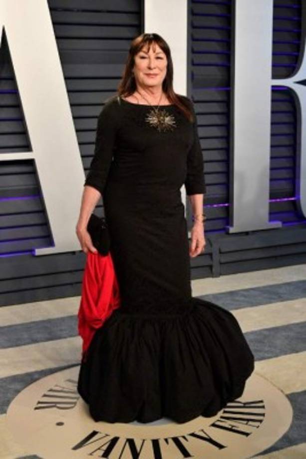 La actriz Angelica Huston fue otra de las invitadas a la fiesta de Vanity Fair.