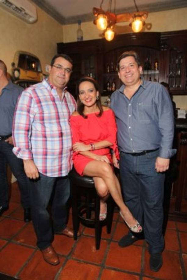 Sergio y Claudia Robelo junto al cumpleañero.