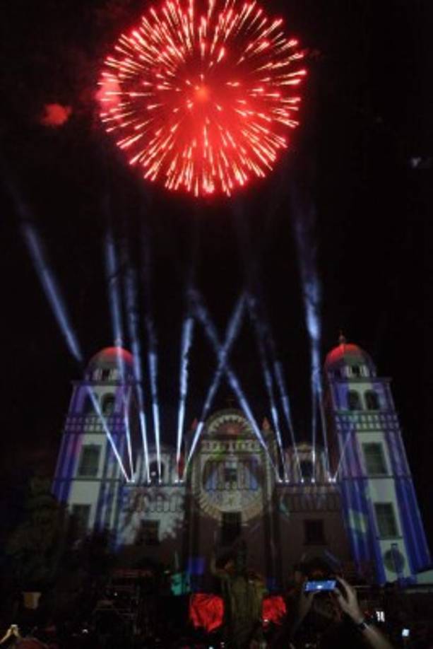 También hubo juegos pirotécnicos en la alborada.