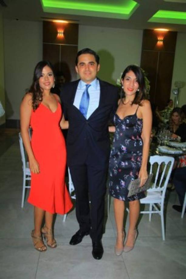 María José y Alejandro Albir con Elisa Kattán.