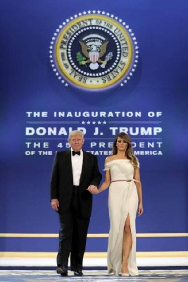 Melania Trump diseñó, junto al modisto francés Hervé Pierre, el vestido color crema, con hombros descubiertos y con un volado que nace en la manga derecha y atraviesa el talle hasta la cintura, que lució en el primero de los tres bailes de la investidura presidencial de su marido.<br/>
