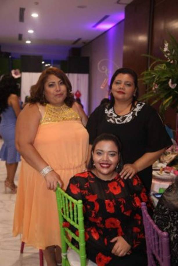 Jessica Zelaya y Vivian Vallecillo con Vivian Parham.