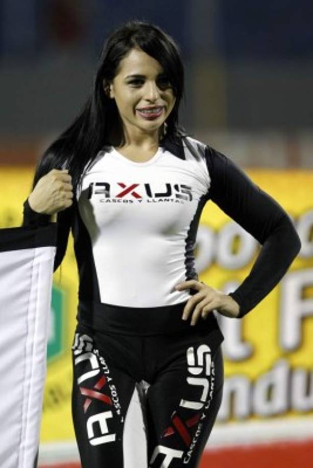 Una bella edecán de Axus en la cancha del Morazán.
