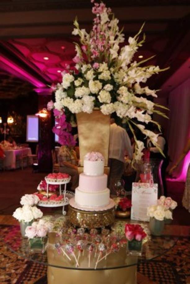 Platos base dorados, delicada cubertería, una isla de postres con el pastel de Signatures Cake y arreglos de masivo diseño destacaron en el montaje.