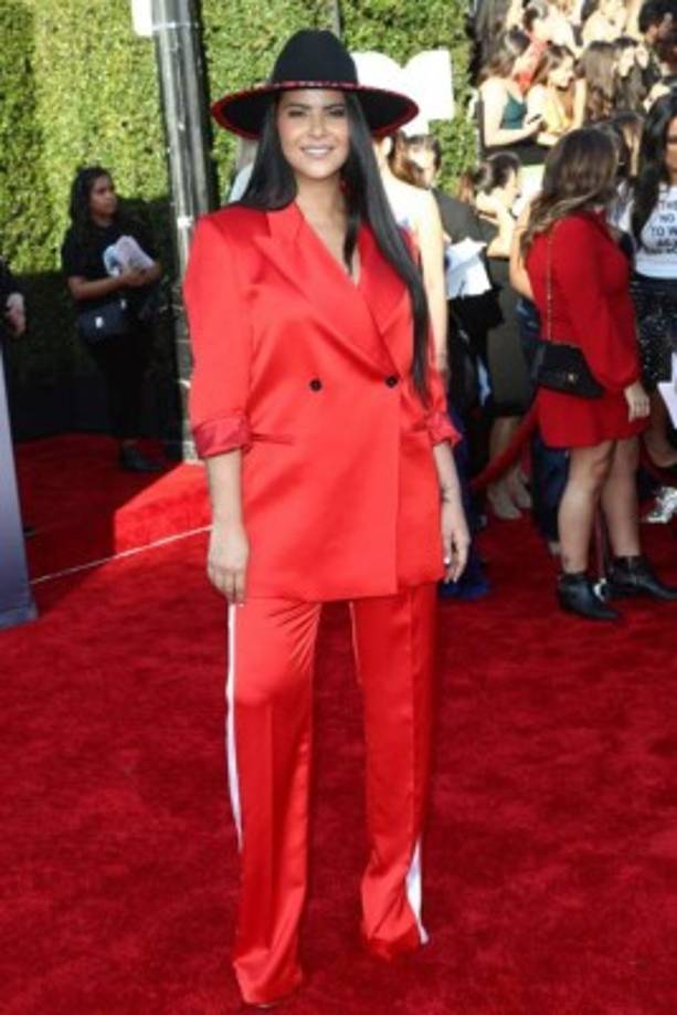 Aunque los trajes grandes están de moda, el elegido por Litzy impacta a la vista con ese color y más por la tela.