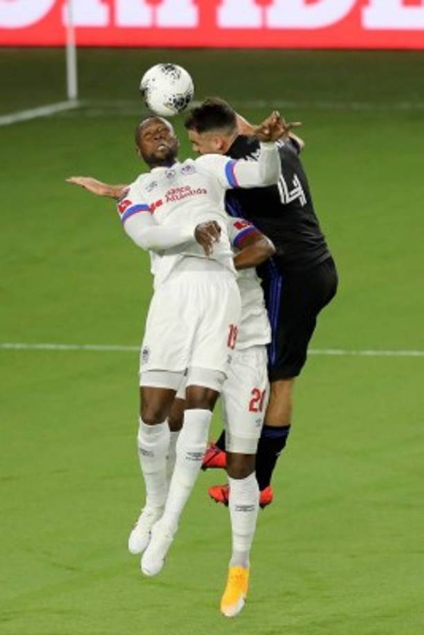 Yustin Arboleda y Deybi Flores saltan por el balón con el francés Rudy Camacho.