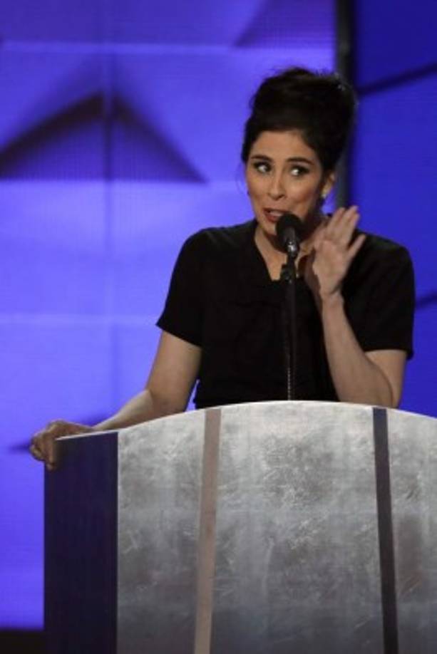La comediante Sarah Silverman, vestida con un sobrio traje negro, también apeló a los seguidores de Bernie Sanders a quienes llamó ridículos si insisten en que es 'él o nada'.
