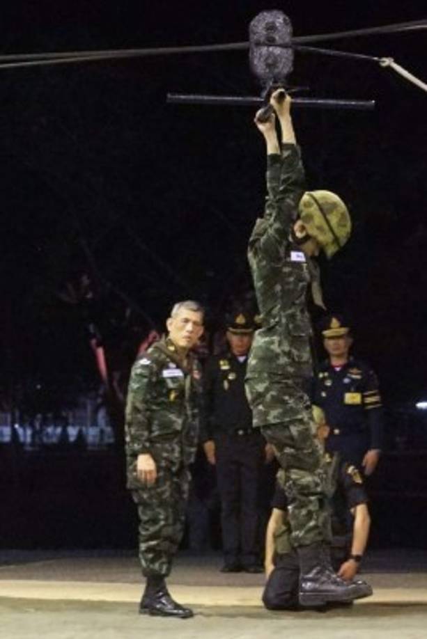 La consorte se desempeñaba como enfermera en el hospital militar Ananda Mahidol antes de integrarse al cuerpo de seguridad del nuevo rey tailandés.
