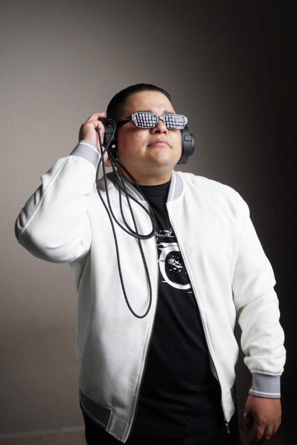 <b>ADRIÁN FLORES</b>El dj sampedrano podrá a todos a bailar este viernes en Medallo Lounge Bar, ubicado en la 7 calle, 17 y 18 avenidas en barrio Río de Piedras. Las damas que reserven tendrá una botella de champán como cortesía del sitio. Llame al 3285-2121.