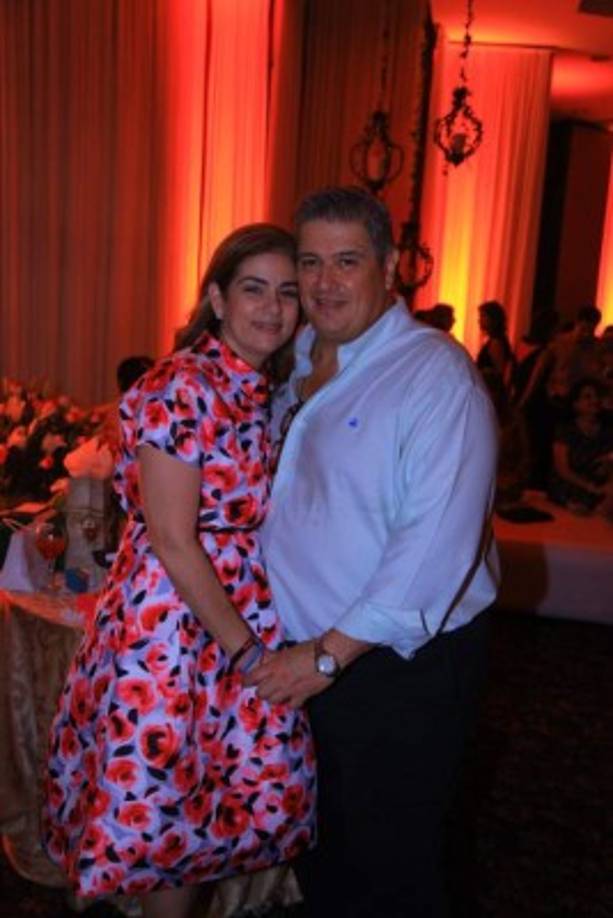 La cumpleañera Ruth Marie Canahuati de Sabillón y su esposo Juan Carlos Sabillón Dávila.