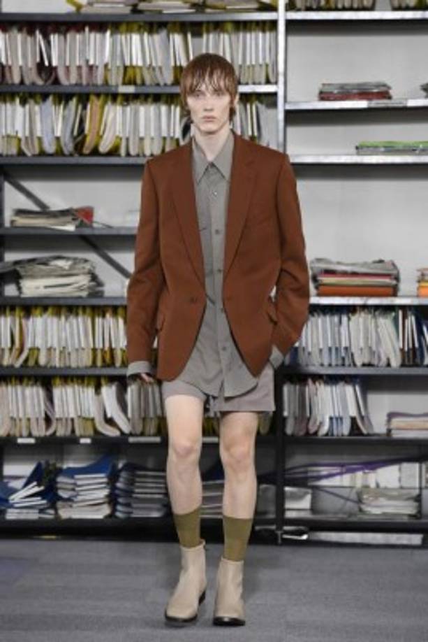 A model presents a creation by Dries Van Noten during the Men's Fashion Week for the Spring and Summer 2018 collection in Paris, on June 22, 2017. / AFP PHOTO / BERTRAND GUAY