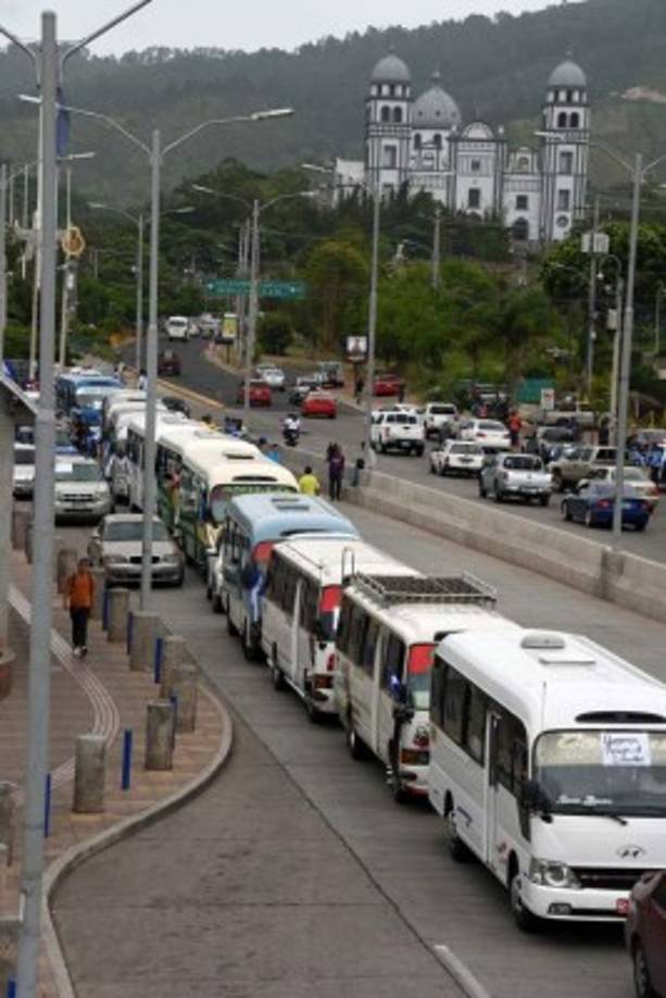 <br/>En la movilización se observaron pancartas exigiendo al Gobierno que cumpla con sus demandas.<br/>