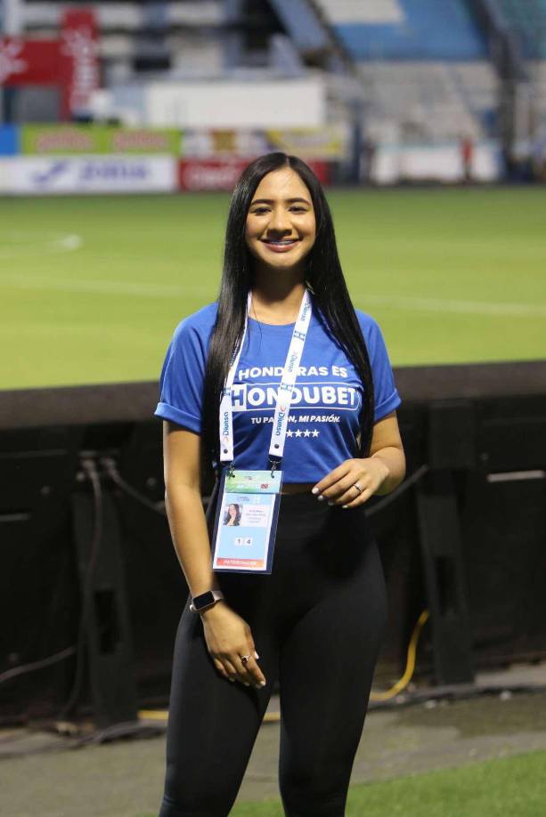 Las bellas edecanes también robaron suspiros en el interior del Estadio Nacional Chelato Uclés. 
