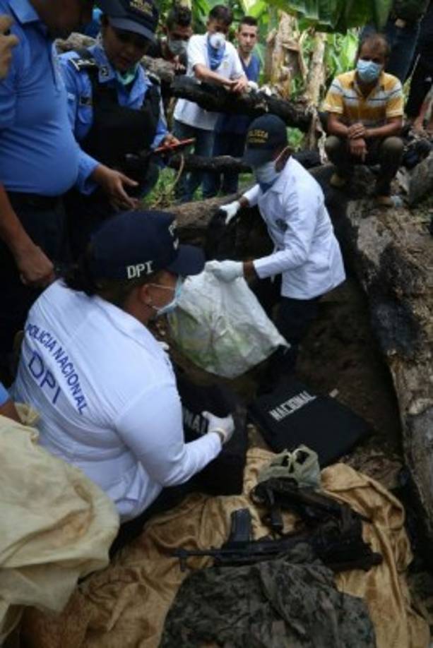 Cuatro potentes armas, entre mini Uzi y fusiles Ak-47, con sus cargados fueron encontradas en el cementerio clandestino donde este martes exhumaban varios cadáveres en el sector de La Acequia, Santa Bárbara.