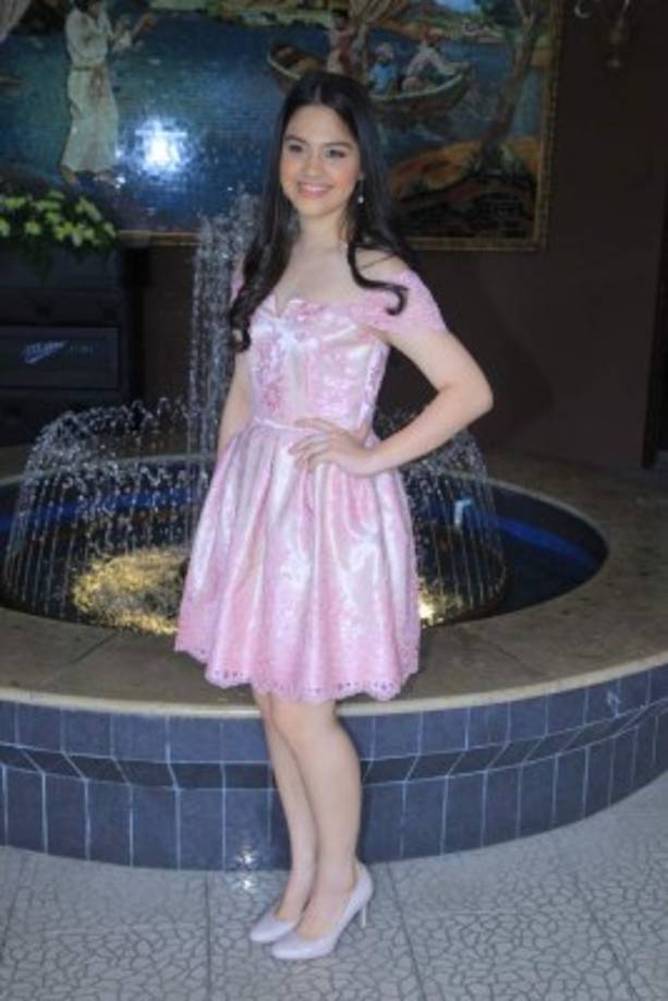 Rachel Paz lució un vestido inspirado en la vida en rosa. Su diseño de encaje fue creado por Cristina Cisneros.