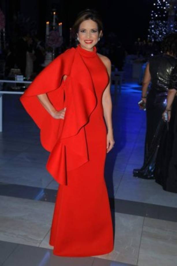 MODERNA. Sandy Maldonado de Ganineh con un atuendo en rojo sangre de volante lateral en neoprene.