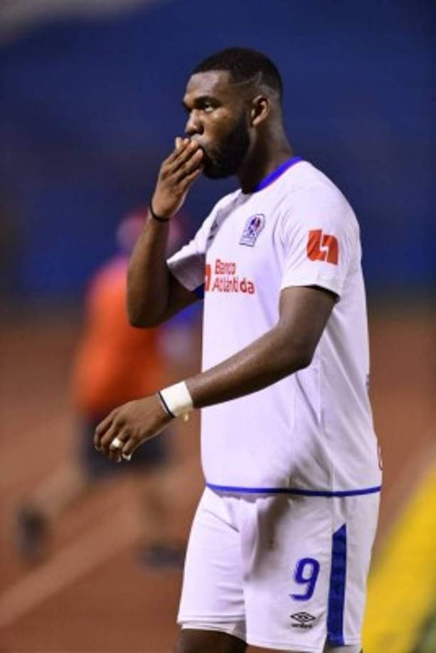 Besito de Benguché para festejar su golazo. Foto Yoseph Amaya