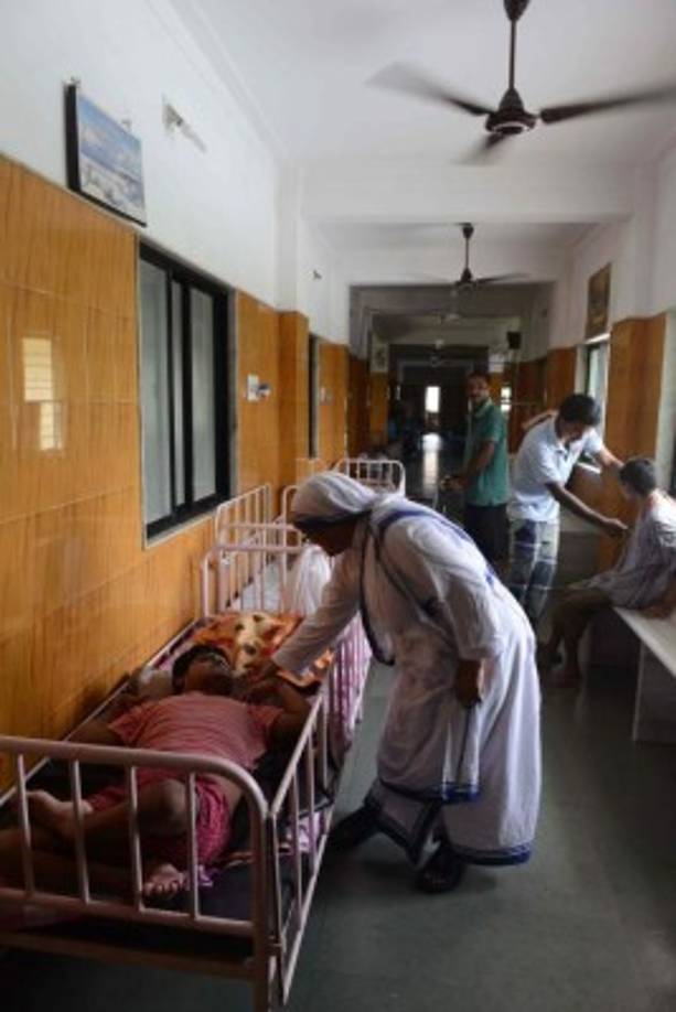 Durante más de 45 años atendió a pobres, enfermos, huérfanos y moribundos. En 1952 fundo el primer hogar para moribundos en Calcuta. 'Se me ocurrió al ver una mujer tirada en plena calle. Se la estaban comiendo las ratas y las hormigas. Yo la llevé al hospital, pero no podían hacer nada por ella', explicaría luego. Todos aquellos que llegaban al hogar recibían atención médica y se les ofrecía la oportunidad de morir de acuerdo a los rituales de su fe; los musulmanes leían el Corán, los hindúes recibían agua del Ganges y los católicos obtenían los últimos ritos. Según Teresa: 'Para personas que vivieron como animales, una muerte hermosa es morir como ángeles, amados y queridos'. En sólo los primeros 20 años habían recogido unos 20.000 moribundos.