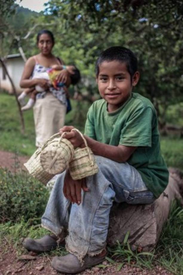 Los niños muchas veces no tienen la oportunidad de asistir a la escuela, por las limitadas condiciones en las que viven. Algunos solo lograr cursar el primero o segundo grado y deben retirarse para apoyar a sus padres.