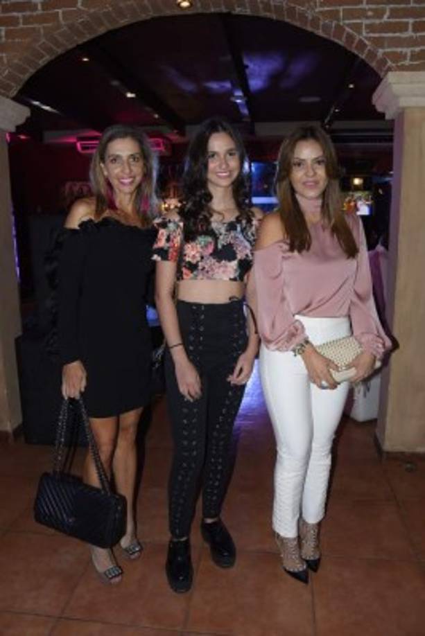 Vanessa y Valentina Bizzarri y Carol Cabeza.
