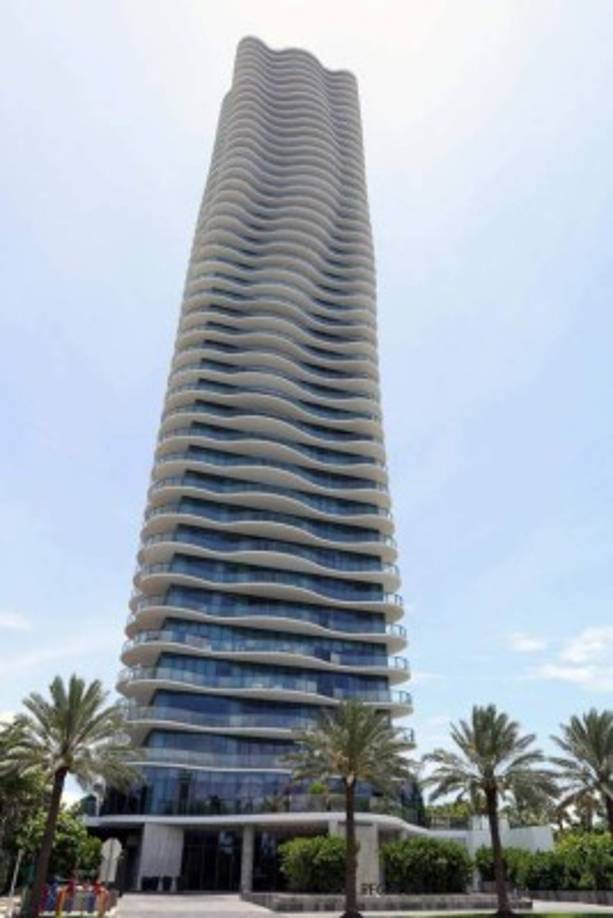 El edificio tiene seis piscinas, un spa, cabañas, un centro de ejercicio físico, un salón para yoga, cocina equipada para chef, un parque infantil, un bar de champán y bodega de vino.