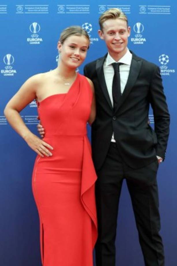 Frenkie de Jong, mediocampista del Barcelona y ex Ajax, llegó a la gala de la Champions League acompañado por su bella novia Mikky Kiemeney.