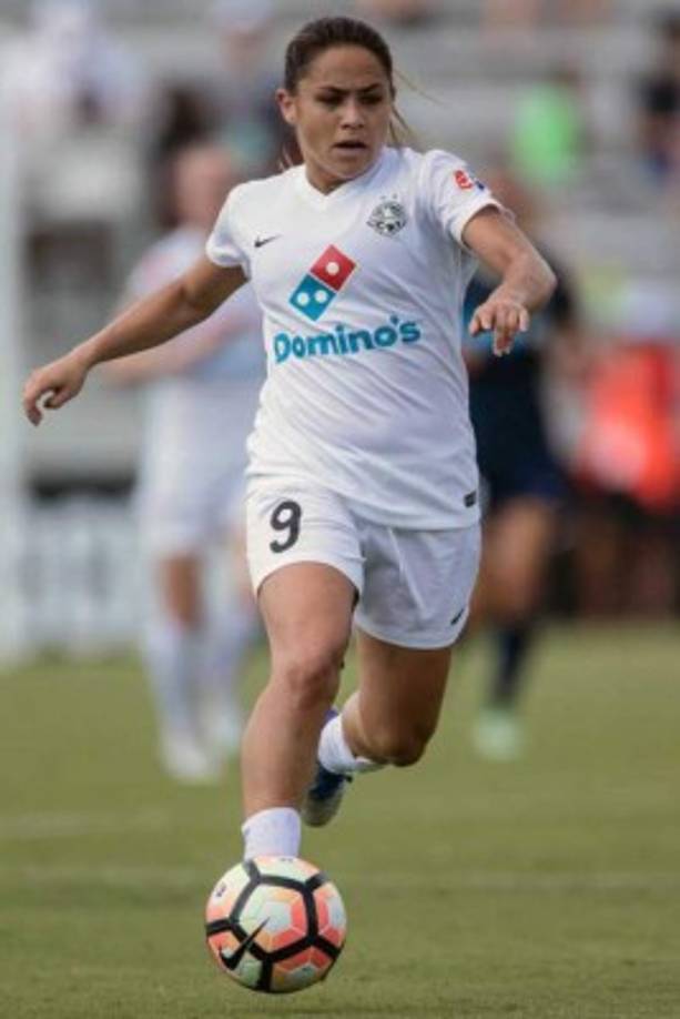 Lo'eau LaBonta, jugadora de Estados Unidos, es la novia del catracho Roger Espinoza. Cuenta con 25 años de edad.