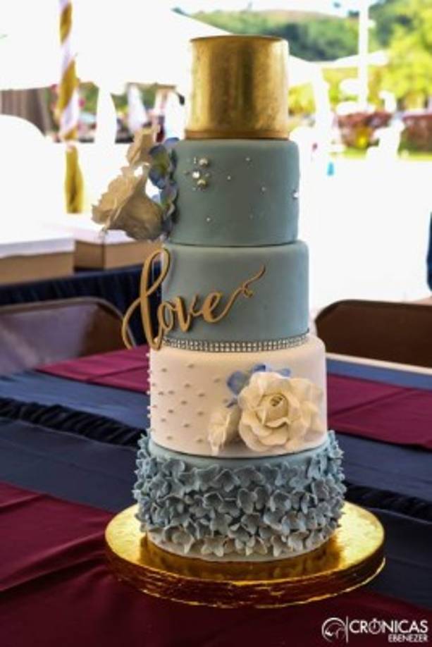 Los colores que primaron en la boda fueron el blanco, el azul oscuro, el dorado, entre otros. Cada uno de ellos le aportó un detalle único a las estancias.