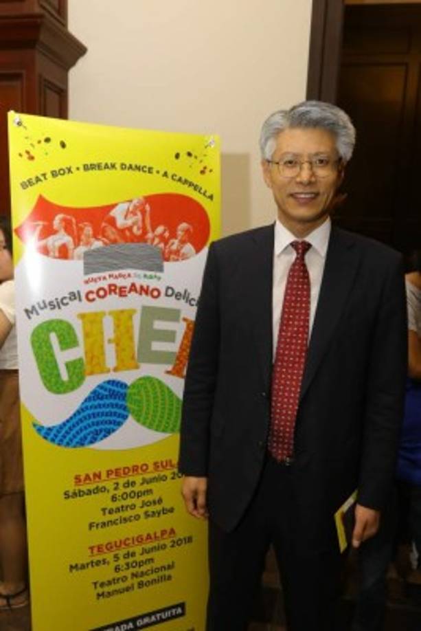 El embajador de Corea, Shin Seung - Ki.