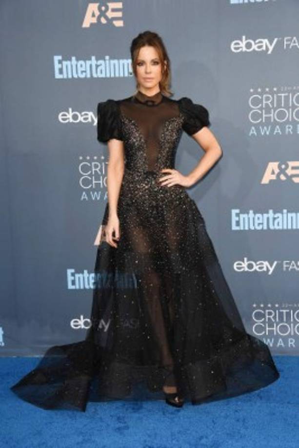 Kate Beckinsale apostó fuerte y se llevó el premio. La actriz optó por un nada sencillo vestido de Reem Acra Primavera-Verano 2017 en el que las transparencias y los brillos jugaban al see through. Y sí, lo petó.